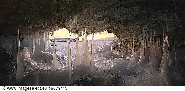Panoramablick auf die Eishöhle