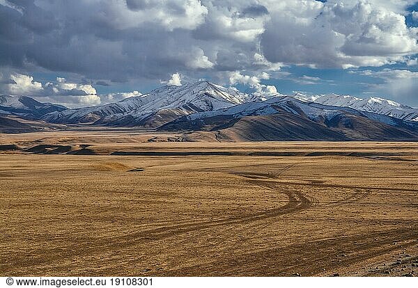 Panoramablick auf die im Schatten verborgenen afghanischen Berge