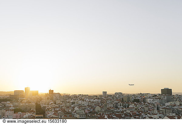 Panoramablick auf die Stadt bei Sonnenuntergang  Lissabon  Portugal