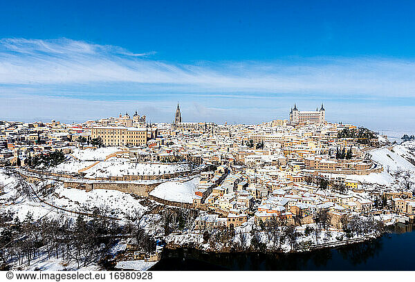 Panoramablick auf die verschneite Stadt Toledo.
