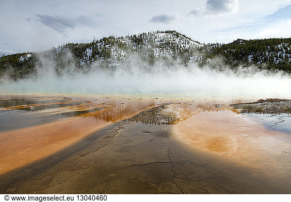 Panoramablick auf eine heiße Quelle im Yellowstone-Nationalpark