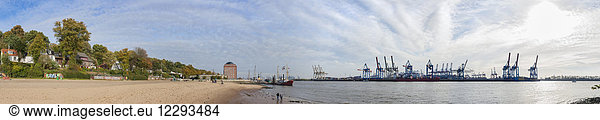 Panoramablick auf Hafen und Elbufer