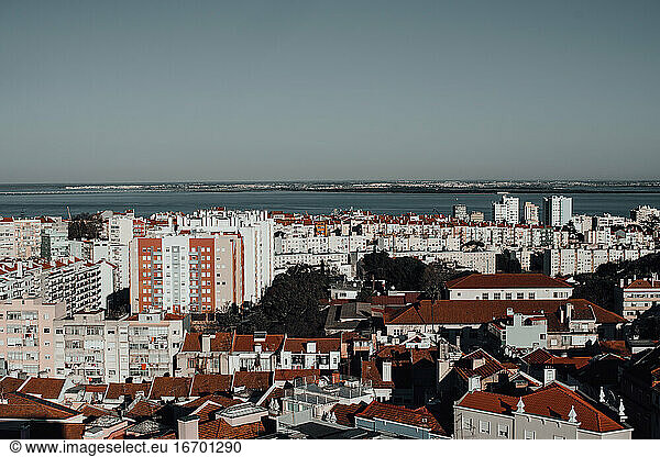 Panoramablick auf Lissabon von oben: Gebäude  Fluss Tejo