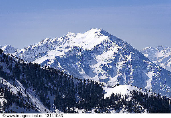 Panoramablick auf schneebedeckte Berge