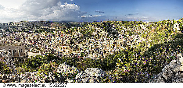 Panoramablick auf Scicli  Provinz Ragusa  Sizilien