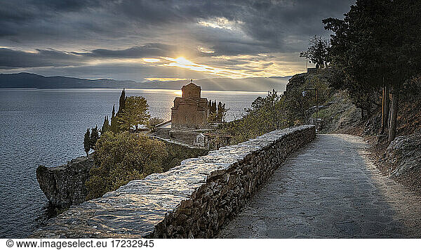Panoramablick auf St. Johannes in Kaneo,  eine orthodoxe Kirche auf der Klippe über dem Ohridsee,  UNESCO-Weltkulturerbe,  Ohrid,  Nordmazedonien,  Europa