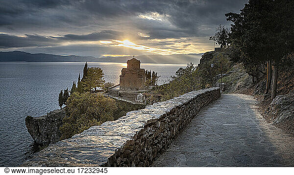 Panoramablick auf St. Johannes in Kaneo eine orthodoxe Kirche auf der Klippe über dem Ohridsee UNESCO-Weltkulturerbe Ohrid Nordmazedonien Europa