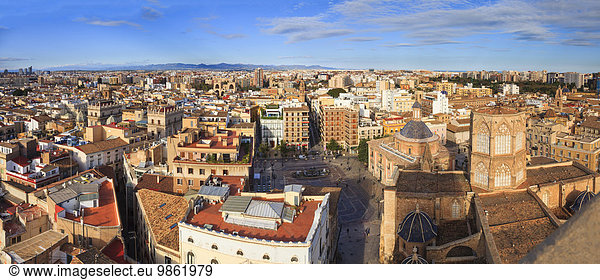 Panoramablick auf Valencia und den Plaza de la Reina vom Glockenturm Miguelete  Valencia  Comunidad Valenciana  Spanien  Europa