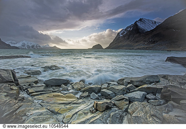 Panoramablick auf zerklüftete Bucht und Berge  Haukland Lofoten Inseln  Norwegen