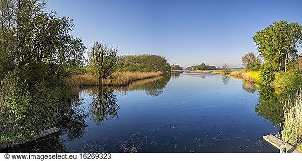 Panoramablick über den Bach Bakkerskil im niederländischen Nationalpark De Biesbosch bei Nieuwendijk.