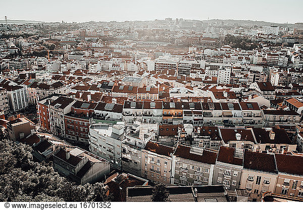 Panoramablick über die Dächer der Stadt Lissabon: Ziegeldächer  Weitwinkel