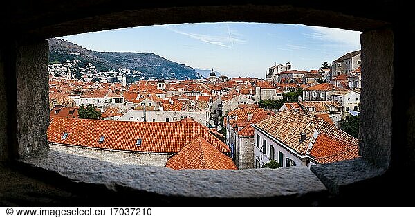 Panoramafoto der Altstadt von Dubrovnik  UNESCO-Weltkulturerbe  Kroatien. Dies ist ein Panoramafoto der Altstadt von Dubrovnik  gesehen von den Stadtmauern. Die Stadtmauern von Dubrovnik sind einer der vielen Gründe  warum die Altstadt von Dubrovnik zum UNESCO-Weltkulturerbe gehört.
