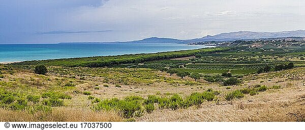 Panoramafoto der Mittelmeerküste Siziliens von den griechischen Ruinen von Heraclea Minoa aus gesehen  Provinz Agrigento  Sizilien  Italien  Europa. Dies ist ein Panoramafoto der Mittelmeerküste von Sizilien von den griechischen Ruinen von Heraclea Minoa  Provinz Agrigento  Sizilien  Italien  Europa aus gesehen.
