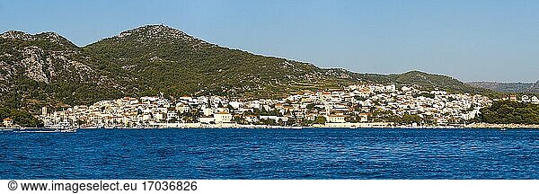 Panoramafoto der Stadt Hvar  vom Mittelmeer aus gesehen  Insel Hvar  Dalmatinische Küste  Kroatien. Dies ist ein Foto von Hvar Stadt  vom Mittelmeer aus gesehen. Die Stadt Hvar ist der Hauptort der Insel Hvar  einer wunderschönen Insel im Mittelmeer an der dalmatinischen Küste Kroatiens.