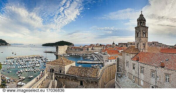 Panoramafoto des Hafens der Altstadt von Dubrovnik und des Dominikanerklosters von den Stadtmauern von Dubrovnik  Dalmatien  Kroatien. Dieses Panoramafoto  aufgenommen von den Stadtmauern  zeigt den Hafen von Dubrovnik und das Dominikanerkloster in der zum UNESCO-Weltkulturerbe gehörenden Altstadt von Dubrovnik  mit der Insel Lokrum im Hintergrund. Die Stadtmauern von Dubrovnik sind zweifelsohne der Höhepunkt eines Besuchs dieser wunderschönen  historischen Altstadt an der dalmatinischen Küste Kroatiens. Die Stadtmauern von Dubrovnik bieten einen unvergleichlichen Panoramablick auf den alten Stadthafen  die Insel Lokrum  das Dominikanerkloster  die Adria und die Insel Lokrum.