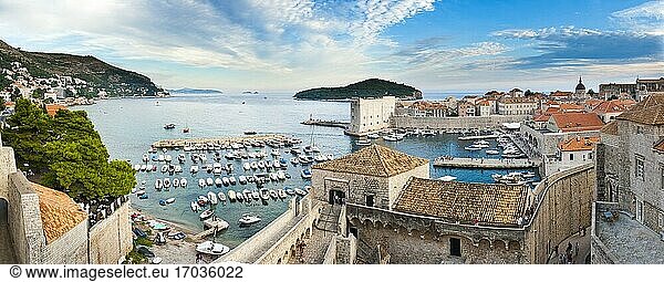 Panoramafoto des Hafens der Altstadt von Dubrovnik von den Stadtmauern aus  Dalmatien  Kroatien. Dieses Panoramafoto  aufgenommen von den Stadtmauern  zeigt den Hafen der Stadt Dubrovnik in der zum UNESCO-Weltkulturerbe gehörenden Altstadt von Dubrovnik  mit der Insel Lokrum im Hintergrund. Die Stadtmauern von Dubrovnik sind zweifelsohne der Höhepunkt eines Besuchs dieser schönen  historischen Altstadt an der dalmatinischen Küste Kroatiens. Die Stadtmauern von Dubrovnik bieten einen unvergleichlichen Panoramablick über den alten Hafen  das Adriatische Meer und die Insel Lokrum.