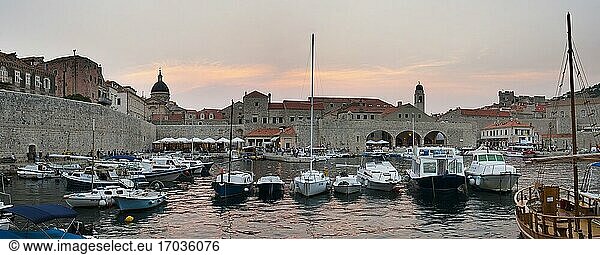 Panoramafoto eines Sonnenuntergangs über dem Hafen von Dubrovnik in der Altstadt  Dalmatinische Küste  Kroatien  Europa. Dieses Foto zeigt den Hafenbereich der Altstadt von Dubrovnik  einer atemberaubenden alten Stadt an der dalmatinischen Küste von Kroatien.
