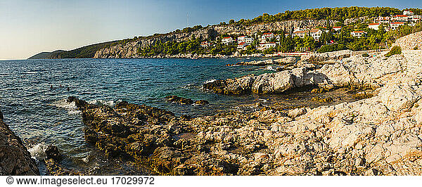Panoramafoto eines Strandes in der Region Dalmatien in Kroatien auf der Insel Hvar. Dies ist ein Panoramafoto von einem Strand in der Region Dalmatien in Kroatien auf der Insel Hvar.