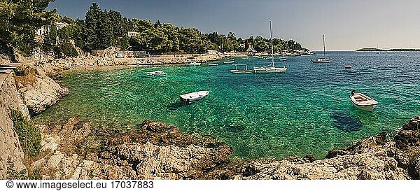 Panoramafoto von Booten auf dem kristallklaren Adriatischen Meer  Insel Hvar  Adriaküste  Dalmatien (Dalmacija)  Kroatien. Dies ist ein Foto von Booten auf dem kristallklaren Adriatischen Meer  das die Insel Hvar an der Adriaküste Kroatiens umgibt.