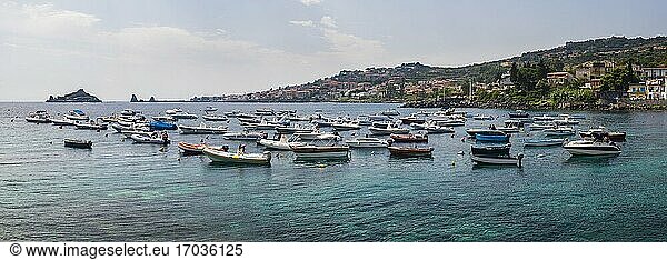 Panoramafoto von Booten im Hafen von Aci Trezza mit Isole dei Ciclope im Hintergrund  etwas außerhalb von Catania  Sizilien  Italien  Europa. Dies ist ein Panoramafoto von Booten im Hafen von Aci Trezza mit Isole dei Ciclope im Hintergrund  direkt vor Catania  Sizilien  Italien  Europa.