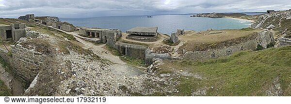 Panoramafoto von historische Sehenswürdigkeit  alte Befestigungsanlage  Bunker  Museum La Batterie de Kerbonn (Museum zum Gedenken an die Atlantikschlacht)  bei Halbinsel Crozon  Département Finistère  Bretagne  Frankreich  Europa