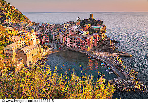 Panoramic view at sunset  Vernazza  Cinque Terre National Park  Ligury  Italy
