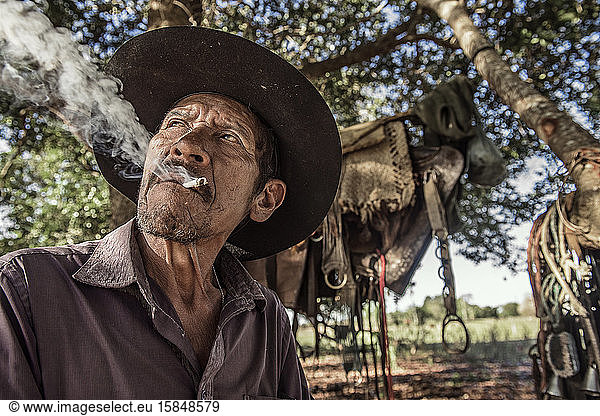 Pantaneiro raucht nach einer langen Fahrt im Pantanal