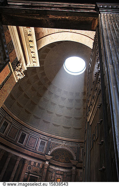Pantheon Rom Italien Kircheneingang mit Blick auf den Oculus