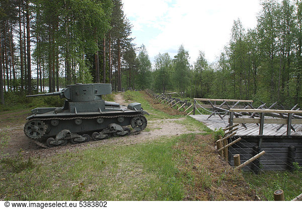 Panzer aus dem Zweiten Weltkrieg vor Panzersperre bei Kuhmo  Finnland  Europa