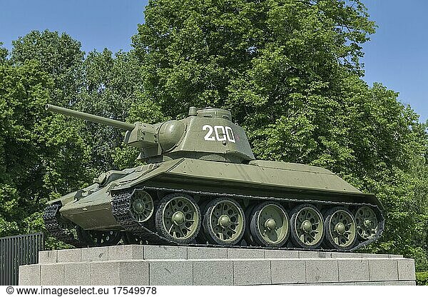 Panzer  Sowjetisches Ehrenmal  Straße des 17. Juni  Tiergarten  Mitte  Berlin  Deutschland  Europa