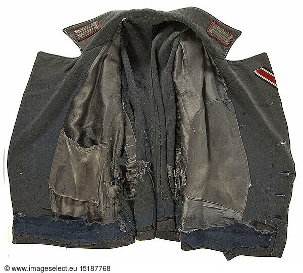 PANZERTRUPPE  Gruppe Werner Knoff - 11.Kp. Heeres-Flak-Regiment 836 Jacke fÃ¼r Besatzungen der SturmgeschÃ¼tze aus graugrÃ¼nem Baumwollstoff. SchulterstÃ¼cke zum Schlaufen fÃ¼r Unteroffiziere  private Kriegsoffizier-Bewerber-Schnur (KOB). Rote Paspel und handgestickte Granate bzw. Bezeichnung '276'. Einheits-Kragenspiegel auf Kragenpatten mit roter Paspel. Bandspange zum KVK 2. Klasse  vernÃ¤htes EK-Band  Sitzspuren des Hoheitsadlers sichtbar. Die Jacke unten zeitgenÃ¶ssisch gekÃ¼rzt bzw. mit Zusatzstoff verstÃ¤rkt. Graues Seideninnenfutter  kein Herstellerzeichen. Deutliche Tragespuren. Dazu zwei einzelne SchulterstÃ¼cke  wie vor  EK 2. Klasse (57-er Form)  KVK 2. Klasse. Panzerkampf-Abzeichen in Bronze  halbhohl. Erkennungsmarke 'Heer. FlaKart. Ers. Abt. 276' sowie einige Fotos des Soldaten. Anbei kleiner handgeschriebener Lebenslauf. Verwendung u.a. bei der Heeres-Flakartillerie-Abteilung 276 und bei Einheiten des Heeres-Flakregiment 836. In den Artillerie-Abteilungen '836' kamen die sog. Vergeltungswaffen des Typs 'V2' zum Einsatz. Hier wurden EinsÃ¤tze gegen London sowie dem kriegswichtigen Hafen Antwerpen durchgefÃ¼hrt. PANZERTRUPPE, Gruppe Werner Knoff - 11.Kp. Heeres-Flak-Regiment 836 Jacke fÃ¼r Besatzungen der SturmgeschÃ¼tze aus graugrÃ¼nem Baumwollstoff. SchulterstÃ¼cke zum Schlaufen fÃ¼r Unteroffiziere, private Kriegsoffizier-Bewerber-Schnur (KOB). Rote Paspel und handgestickte Granate bzw. Bezeichnung '276'. Einheits-Kragenspiegel auf Kragenpatten mit roter Paspel. Bandspange zum KVK 2. Klasse, vernÃ¤htes EK-Band, Sitzspuren des Hoheitsadlers sichtbar. Die Jacke unten zeitgenÃ¶ssisch gekÃ¼rzt bzw. mit Zusatzstoff verstÃ¤rkt. Graues Seideninnenfutter, kein Herstellerzeichen. Deutliche Tragespuren. Dazu zwei einzelne SchulterstÃ¼cke, wie vor, EK 2. Klasse (57-er Form), KVK 2. Klasse. Panzerkampf-Abzeichen in Bronze, halbhohl. Erkennungsmarke 'Heer. FlaKart. Ers. Abt. 276' sowie einige Fotos des Soldaten. Anbei kleiner handgeschriebener Lebenslauf. Verwendung u.a. bei der Heeres-Flakartillerie-Abteilung 276 und bei Einheiten des Heeres-Flakregiment 836. In den Artillerie-Abteilungen '836' kamen die sog. Vergeltungswaffen des Typs 'V2' zum Einsatz. Hier wurden EinsÃ¤tze gegen London sowie dem kriegswichtigen Hafen Antwerpen durchgefÃ¼hrt.