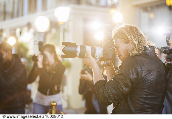 Paparazzi-Fotografen zeigen Kameras auf die Veranstaltung