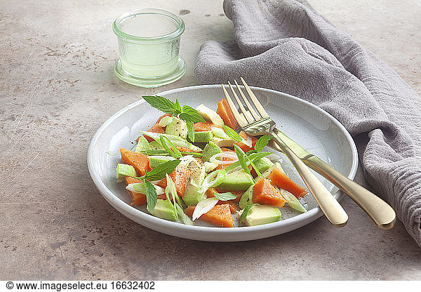 Papaya-Avocado-Salat mit Limettenvinaigrette