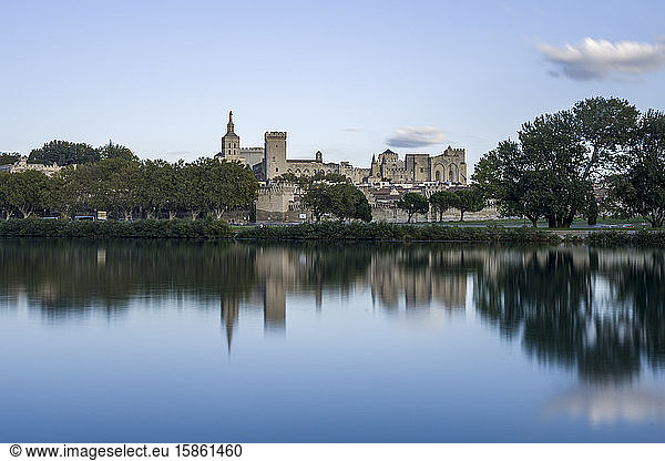 Papstpalast von Avignon südlich der französischen Provence-Brücke