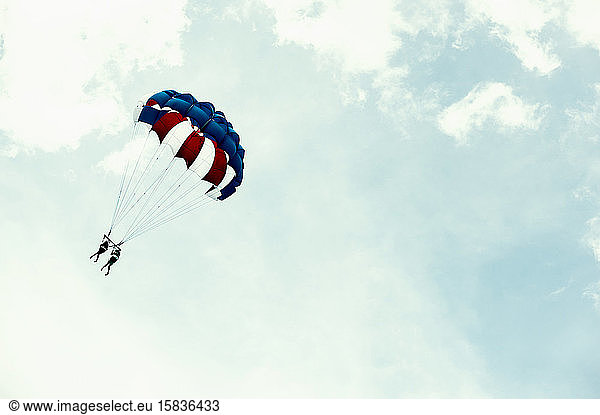 Parachute ride two friends Mexico