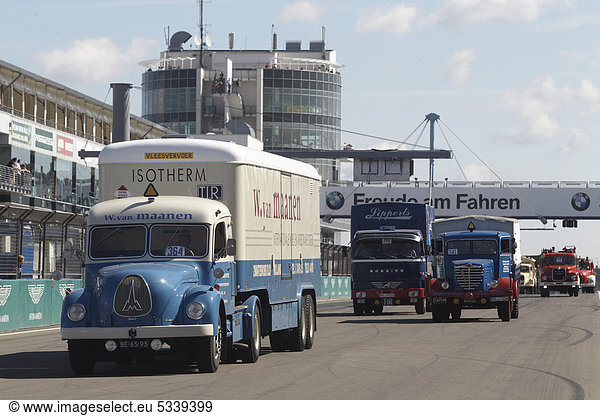 Parade der Oldtimer beim Truck-Grand-Prix auf dem Nürburgring  Rheinland-Pfalz  Deutschland  Europa