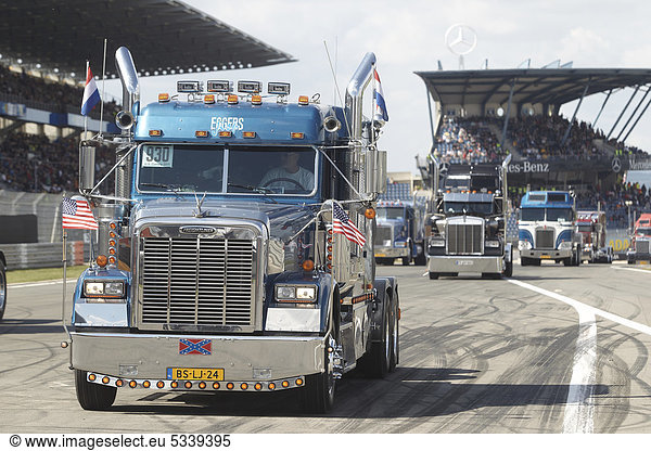 Parade der US-Trucks beim Truck-Grand-Prix auf dem Nürburgring  Rheinland-Pfalz  Deutschland  Europa