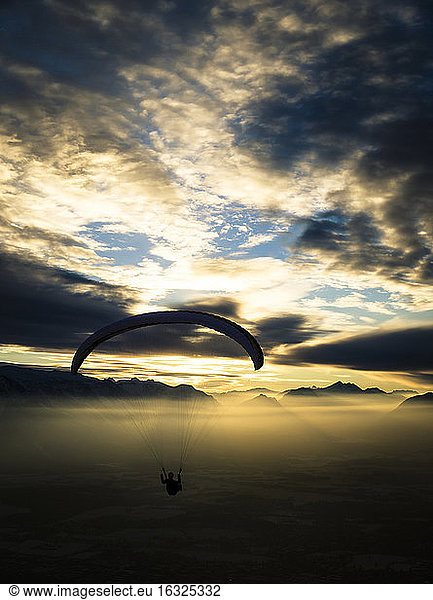 Paraglider bei Sonnenuntergang