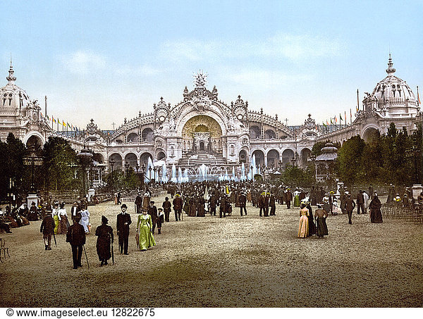 PARIS EXPOSITION  1900. Le Chateau d'eau and plaza at the Exposition Universelle in Paris  France. Photochrome  c1900.