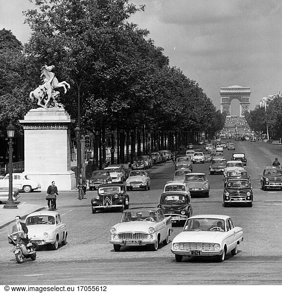 Paris (France) 
Champs-Élysées. Street scene. Photo  undated (c. 1955?).
From a series: “Paris – Circulation .