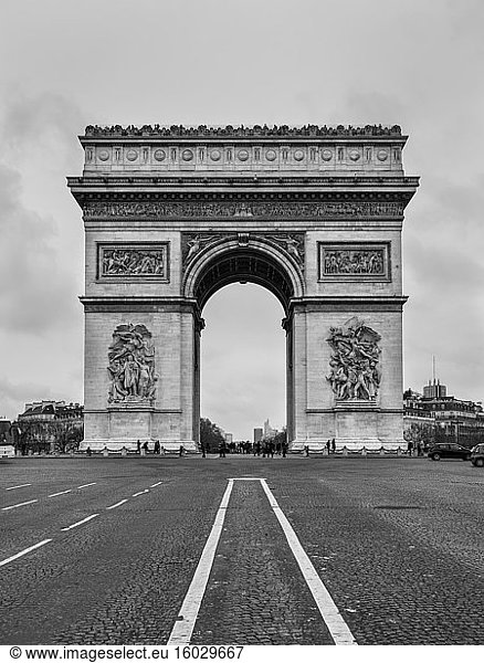 Paris  Frankreich - Dezember 23  2018: Triumphbogen in Paris  Schwarz-Weiß  monochrome Ansicht. Architektur und Wahrzeichen von Paris.