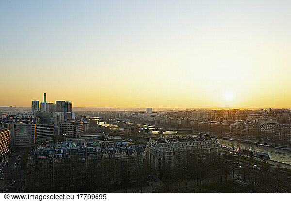 Paris und die Seine bei Sonnenuntergang; Paris  Frankreich