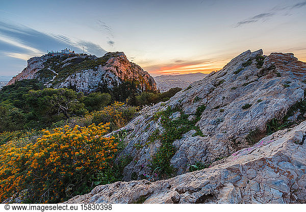 Park auf dem Gipfel des Lycabettus-Hügels im Zentrum von Athen bei Sonnenuntergang  Griechenland