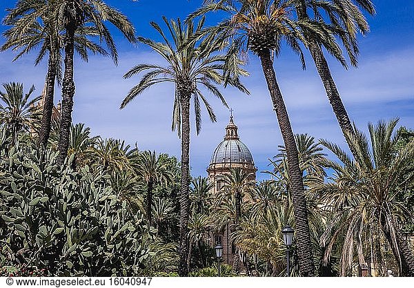 Park der Villa Bonanno in der süditalienischen Stadt Palermo  der Hauptstadt der autonomen Region Sizilien  mit Blick auf die Kuppel der Kathedrale der Himmelfahrt der Jungfrau Maria.