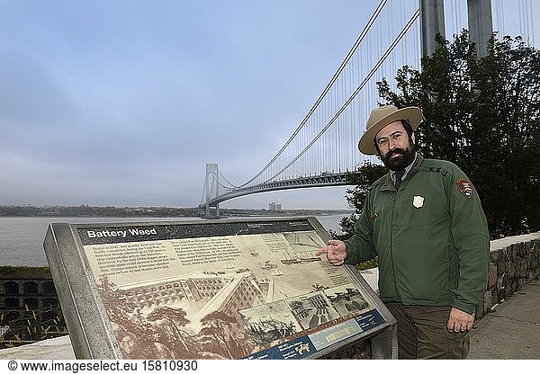 Park ranger in Fort Wadsworth explains the Verrazzano-Narrows-Bridge  Staten Island  New York City  New York State  USA  North America