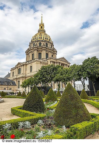 Parkanlage vor Invalidendom  Grabmal von Napoleon I.  Hotel des Invalides  Paris  Île-de-France  Frankreich  Europa