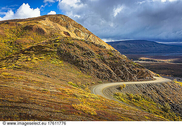 Parkstraße entlang des Polychrome Passes mit Herbstfarben in der Tundra; Denali National Park & Preserve  Inneres Alaska  Alaska  Vereinigte Staaten von Amerika