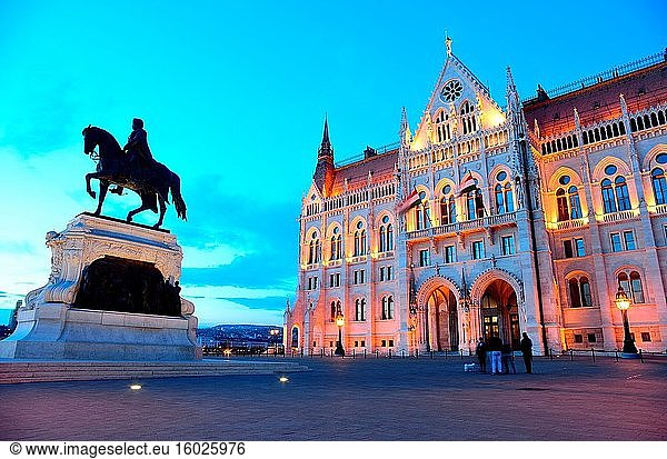 Parlament und Kossuth-Lajos-ter-Platz  Budapest  Ungarn.