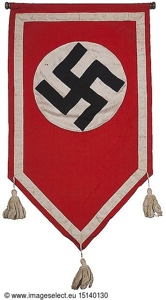 PARTEIORGANISATIONEN - NSDAP  NSDAP Banner Beidseitige  zweiteilige Fertigung aus Baumwolle. Aufgelegtes schwarzes Hakenkreuz auf weiÃŸem Kreis. 3 cm breite weiÃŸe Umrandung  drei weiÃŸe Quasten am unteren Ende  Stangenlasche mit Holzstange. GrÃ¶ÃŸe ca. 90 x 55 cm. USA-Los  siehe Seite 4.