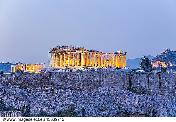 Parthenon  Akropolis von Athen in der Abenddämmerung beleuchtet; Athen  Griechenland